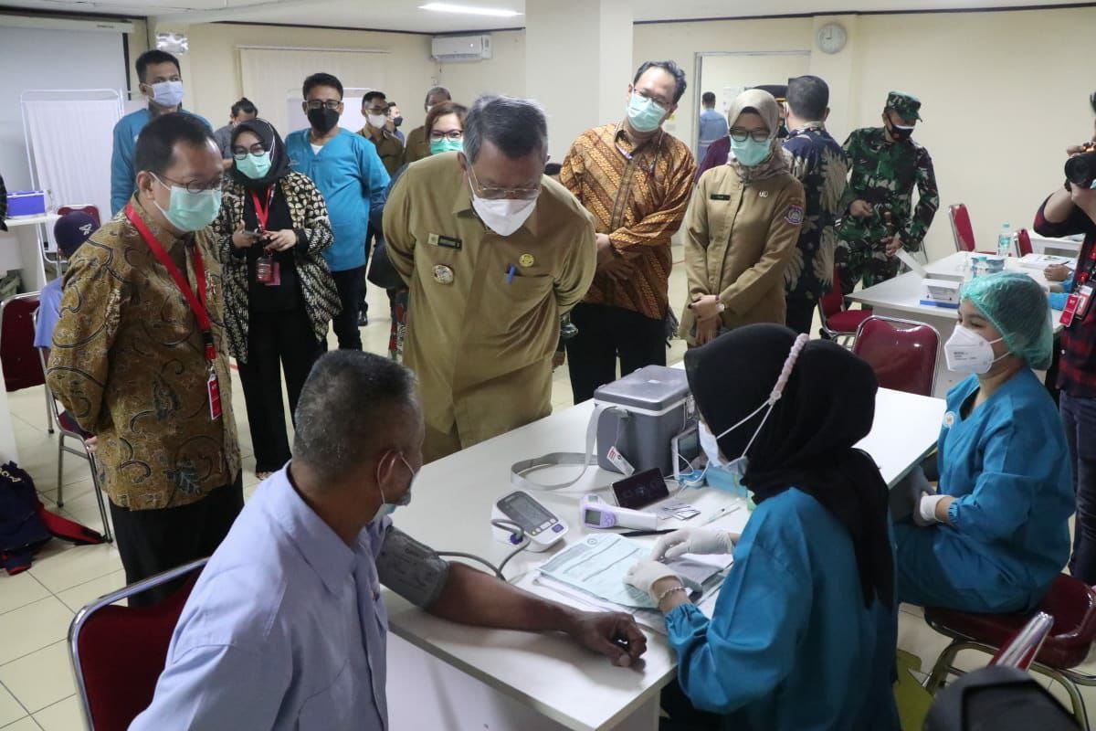 Tangerang Selatan - Walikota Tangerang Selatan (Tangsel) Benyamin Davnie menghadiri vaksinasi gotong royong untuk pekerja PT. Indah Kiat, Serpong Utara, Selasa (18/5). Kegiatan vaksinasi ini diselenggarakan di 19 Perusahaan dan dibuka langsung oleh Presiden Republik Indonesia Jokowi di kawasan Pabrik Unilever Bekasi.