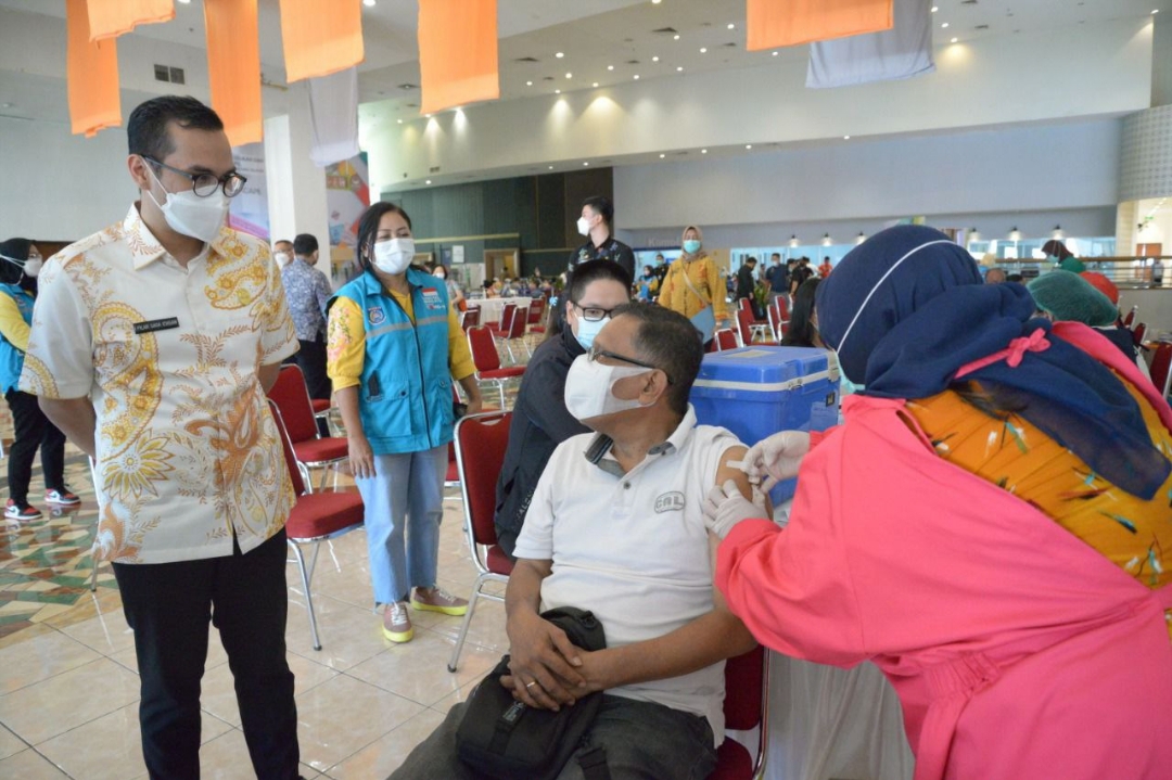 Tangerang Selatan - Wakil Wali Kota Tangerang Selatan (Tangsel) Pilar Saga Ichsan meninjau vaksinasi tahap kedua yang diselenggarakan Dinas Kesehatan Kota Tangsel yang berlangsung dari 24 Mei hingga 28 Mei 2021 di Mall Teras Kota BSD, Serpong, Kamis (27/5).