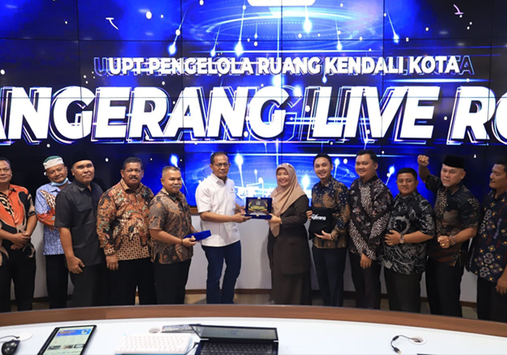 Pemerintah Kota (Pemkot) Tangerang melalui Dinas Komunikasi dan Informatika (Diskominfo) menerima kunjungan studi implementasi dari DPRD Kabupaten Pasaman Barat, di Ruang Tangerang Live Room, Senin 27 Maret 2023. Kunjungan dipimpin langsung Ketua DPRD Kabupaten Pasaman Barat, H Erianto dan diterima langsung Kepala Diskominfo Kota Tangerang, Indri Astuti beserta jajaran.