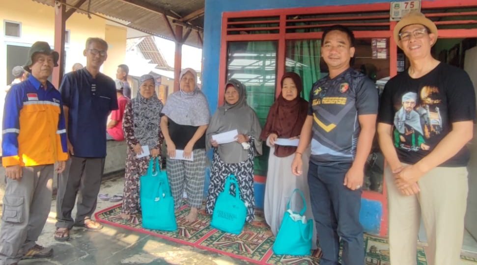 Penyerahan santunan paket sembako dan uang kepada lansia di sekitar mushollah Nurul Huda Kademangan