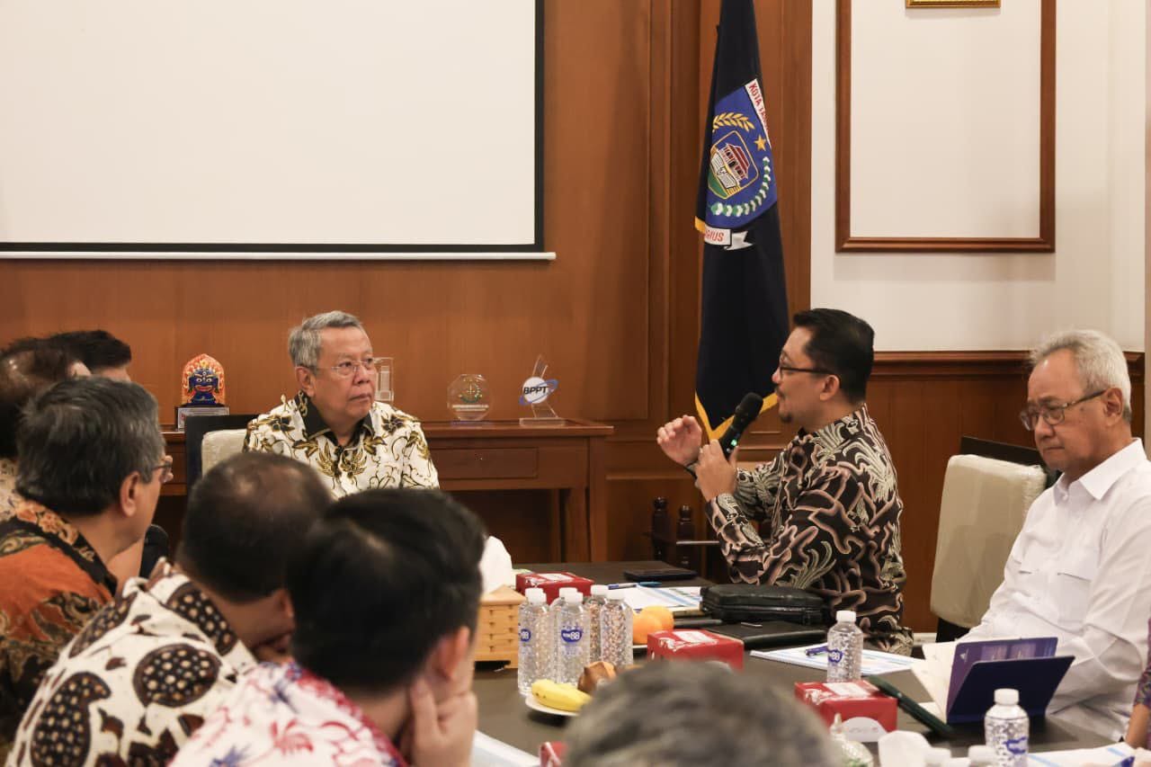 Benyamin saat bertemu dengan konsorsium pemenang tender lewat Badan Usaha Pelaksana (BUP) PT Indoplas Tianying Energy di Rumah Dinas Wali Kota.