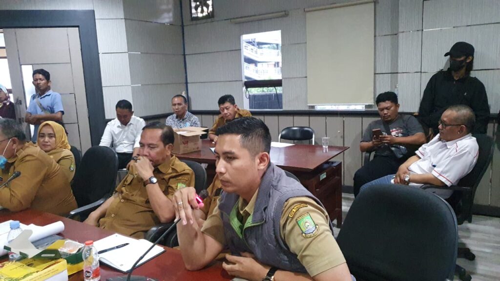 Lurah Cipadu Dady Afiandi saat menyampaikan permohonan maaf atas kelalaian dalam mengambil kebijakan.