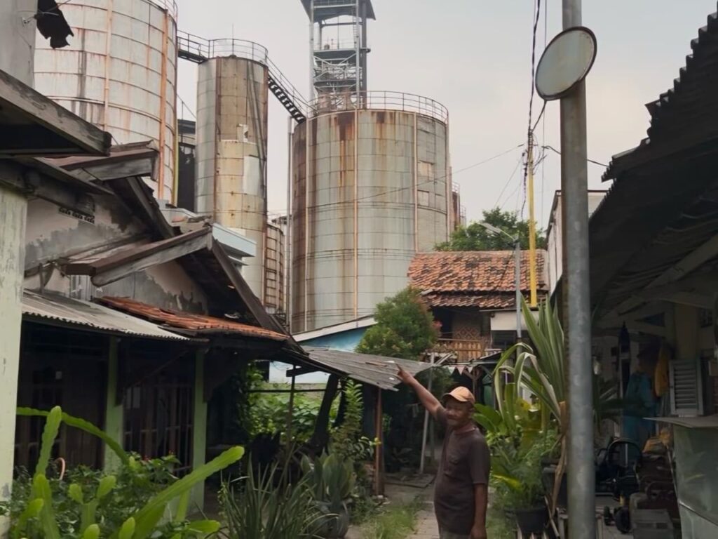 Pabrik Pembakaran PT Cisadane Raya Chemical (CRC) yang diduga sumber abu hitam yang mencemari permukiman warga Karawaci Tangerang